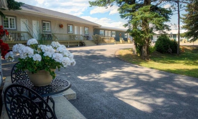 Baie-St-Paul Hotel | Motel Des Cascades: Whirlpool Superior Room