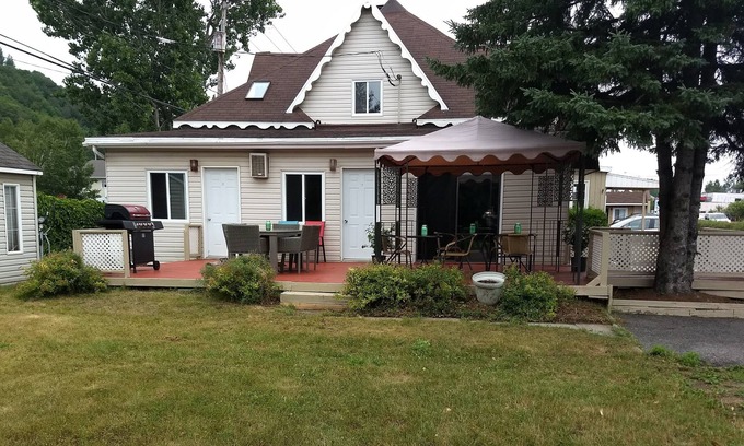 Ste Anne de Beaupre Hotel | Motel Hibiscus
