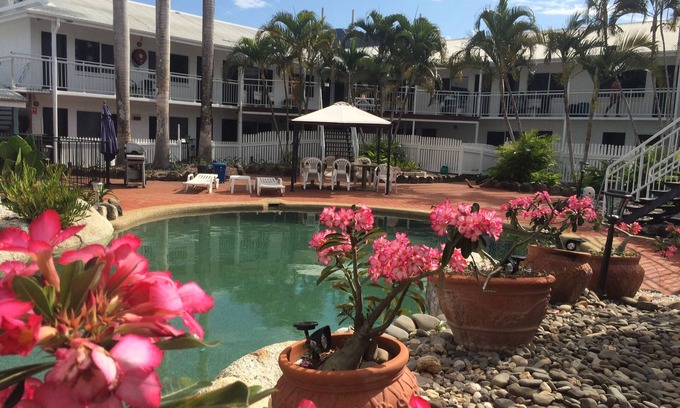 Woree Resort | Motel room with bath