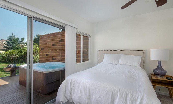 North Bend House | Mother in Law Suite with Private Hot Tub-Downtown