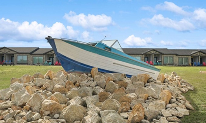 Graford Hotel | MotorBoat Inn Suite 12