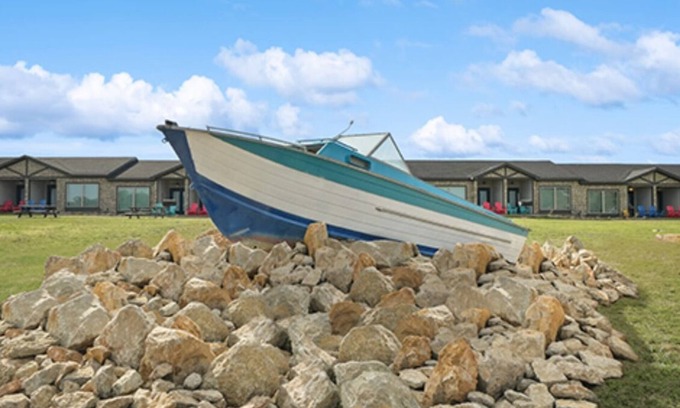 Graford Hotel | MotorBoat Inn Suite 7