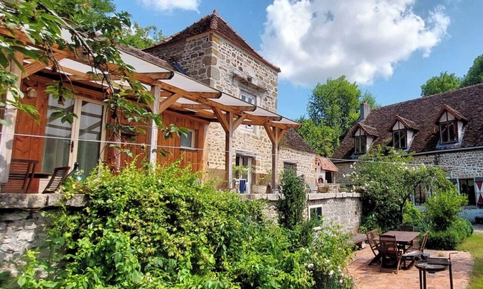 Chardonnay Apartment | Moulin Fouché | The Pigeon Tower | Cozy gite with large terrace near a nice lake