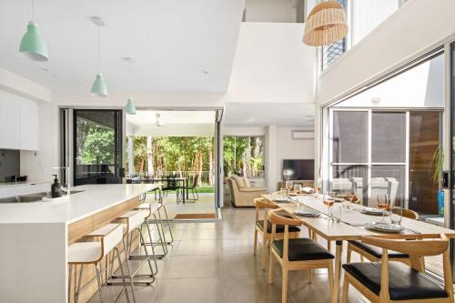 Mount Coolum House | Mount Coolum Beachfront Abode with Private Rooftop