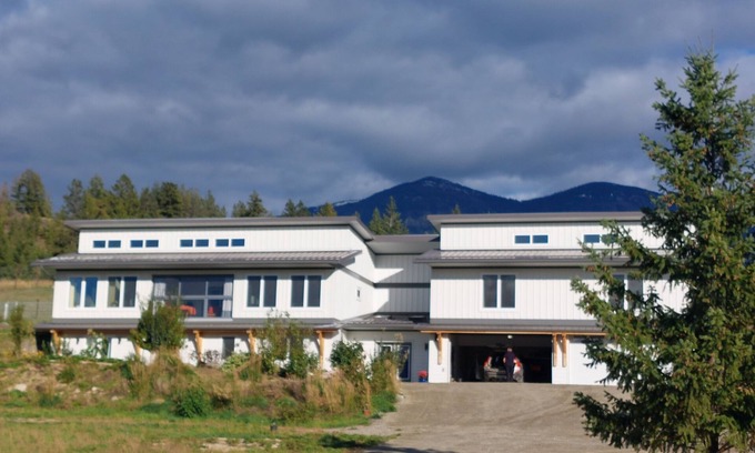 Central Kootenay House | Mountain and Valley View Suite with AC
