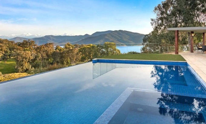 Mountain Bay House | Mountain Bay Retreat near Goughs Bay Sleeps 10