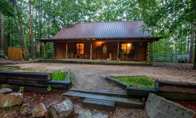 Broken Bow Cabin | Mountain Bear Lodge Includes Roku TV, Wifi, Hot Tub, and BBQ by Redawning