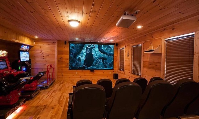 Gatlinburg - Pigeon Forge Cabin | Mountain Bearadise in Pigeon Forge #unforgettable 4BR w/Gameroom, Views & Full Theater!