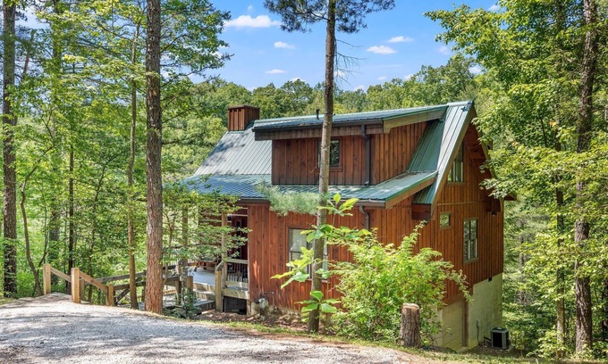 Zoe Cabin | Mountain Blessings! A 3-bedroom cabin with a fantastic view in Cliffview Resort
