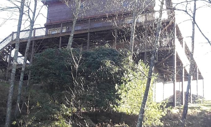 Piney Creek Cabin | Mountain Cabin located in a gated community, within walking distance to river.