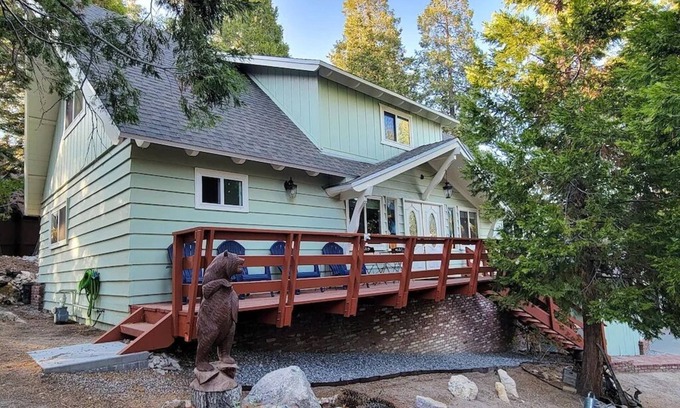 Lake Arrowhead Cabin | Mountain cabin retreat fenced yard with hot tub