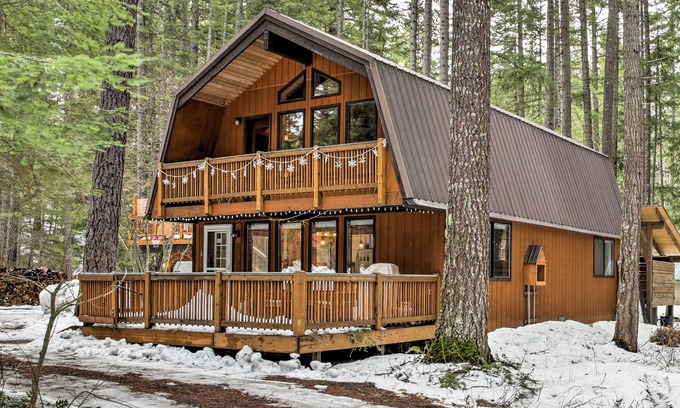 Cle Elum Cabin | Mountain Chalet w/Hot Tub by Cle Elum Lake!