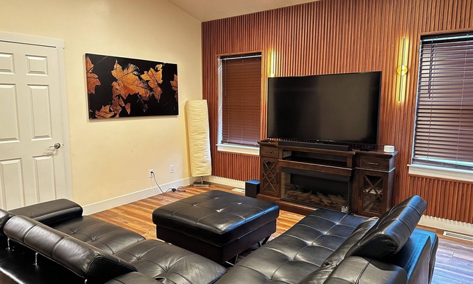 Murray House | Mountain & City Getaway: 6BR, 2 Kitchens, 3 Bathrm