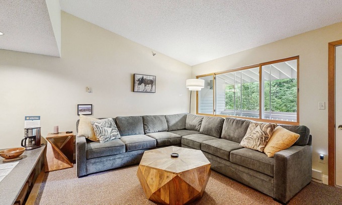 Sunday River Area Condo | Mountain condo w/shared indoor hot tub & pool - ski-in/ski-out access