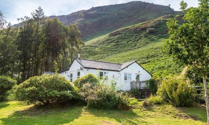 Manesty Cottage | Mountain Cottage at Catbells & Derwent Water Keswick Lake District. Pet Friendly