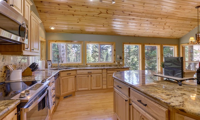 Meadow View Heights Cabin | Mountain Escape: Scattered Pines Cabin w/Deck!