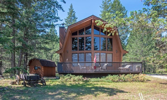 East Kootenay Apartment | ⛰Mountain Getaway⛰ | Hot Tub | Fire Pit | Pool Table