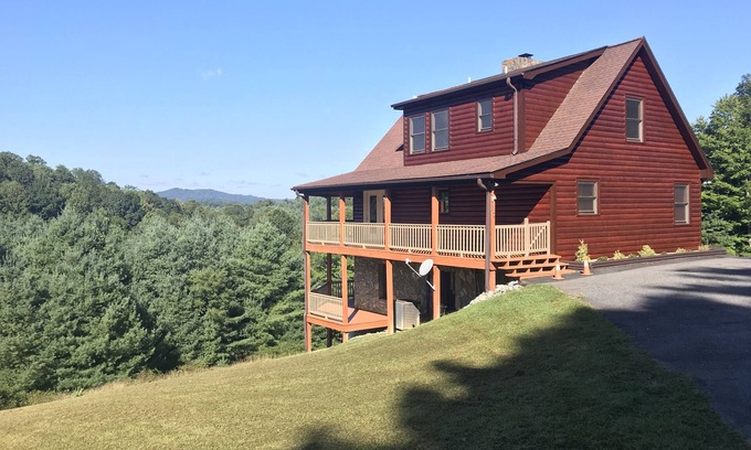 Piney Creek Ski Chalet | Mountain Getaway Chalet by the New River with Sunset Views and deers to feed