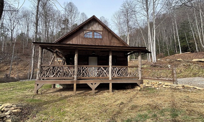 Roan Mountain Cabin | Mountain Hideaway! A Beautiful Creekside Cabin Now With New Lower Rates!