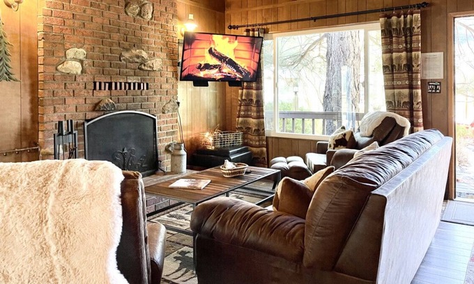 Wrightwood Cabin | Mountain Home near Ski Resort w/ Fireplace