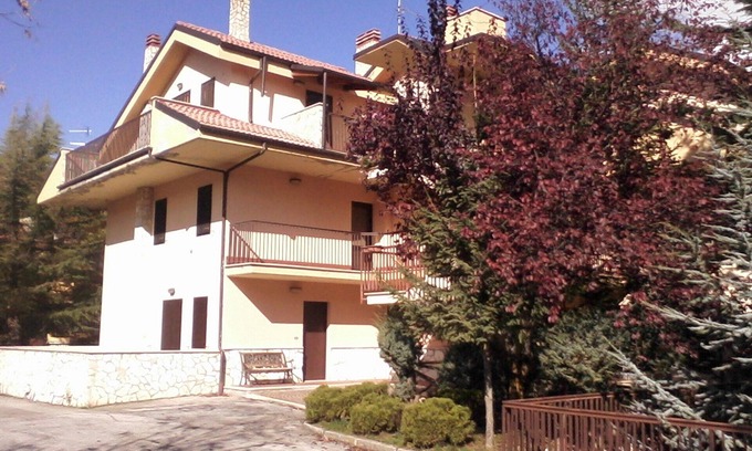 Campo di Giove Cottage | Mountain house covered in wood with fireplace 5 beds