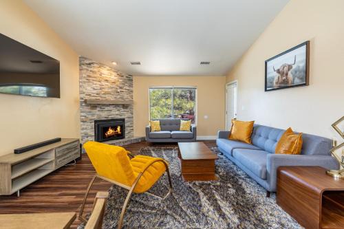 Woodlands Village Villa | Mountain Jewel Modern Townhome in the Pines Great Location Near Downtown Flagstaff