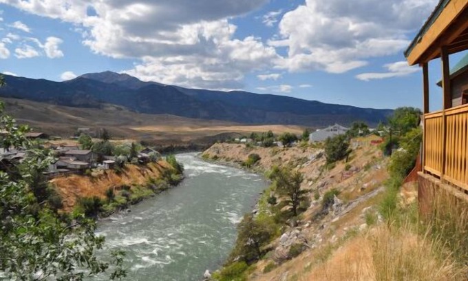 Gardiner Cabin | Mountain King Cabin above the Yellowstone River-Six Blocks to Yellowstone Park