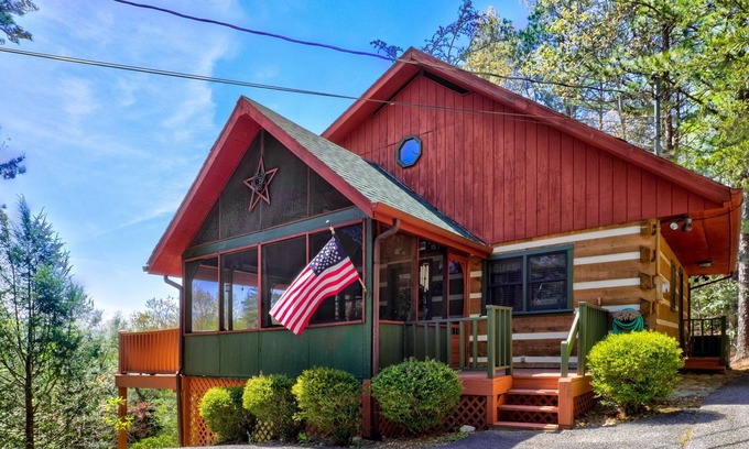 Gatlinburg - Pigeon Forge Cabin | Mountain Laurel Log Cabin!