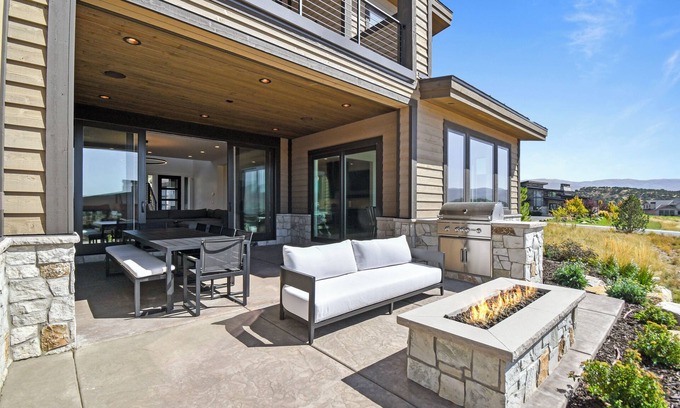 Heber House | Mountain Modern luxury in Red Ledges, Min 90 Day Stay