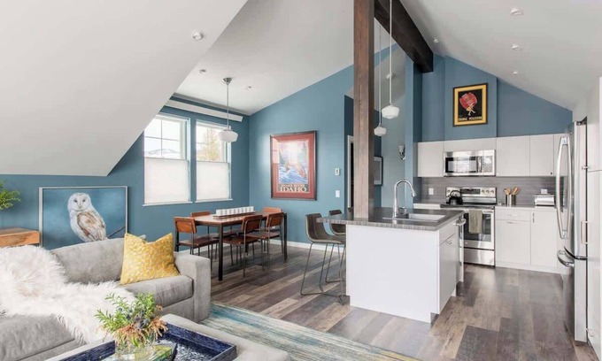 Victor House | Mountain Modern - Walk to everything (sleeps 8)