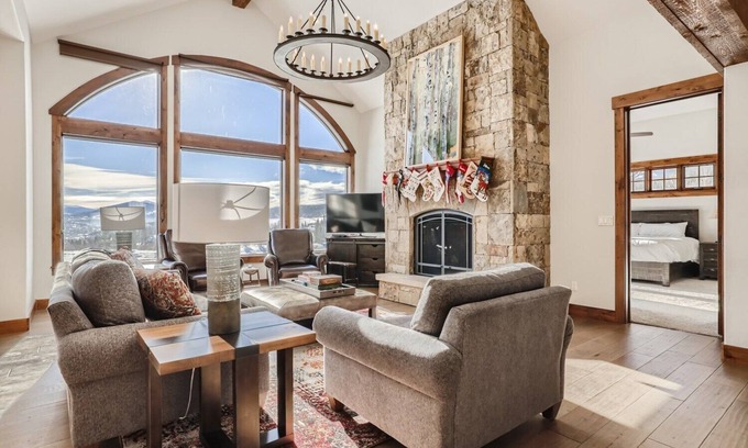 Three Peaks House | Mountain Oasis Dreams, 7 bedroom home with Hot tub,