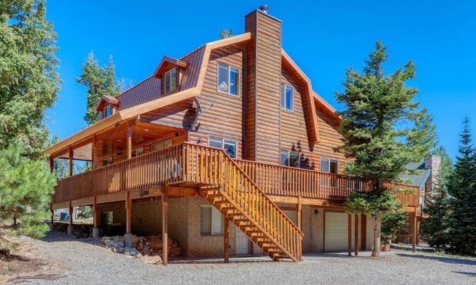 Meadow View Heights Cabin | Mountain retreat in Duck Creek. Prime location.