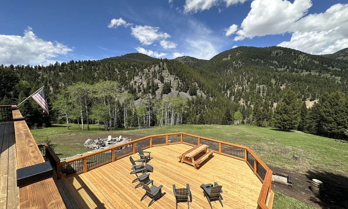 Gallatin Gateway House | Mountain Retreat Overlooking The Gallatin River