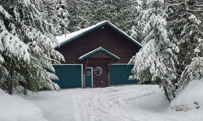 Easton House | Mountain Retreat at Lake Kachess