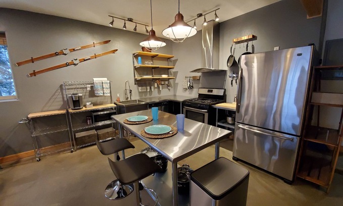 Alyeska Apartment | Mountain Side Forest Retreat - Hot Tub! - 1br 1ba <3beds>