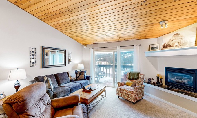 Big Sky Condo | Mountain & valley view condo with hot tub, fireplace, washer/dryer, & smart TVs