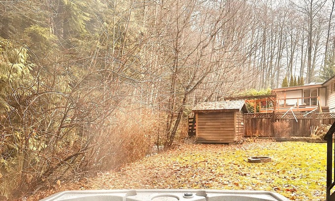 Squamish House | Mountain View, 5BDR, Patio and Hot Tub! Creek In the Backyard!