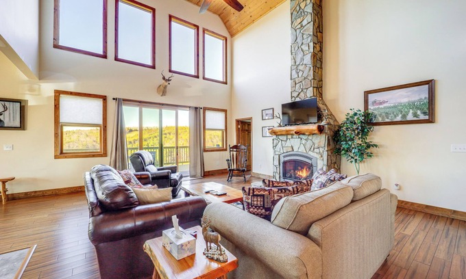Fleetwood Cabin | Mountain-View Deck: Group Getaway in Fleetwood