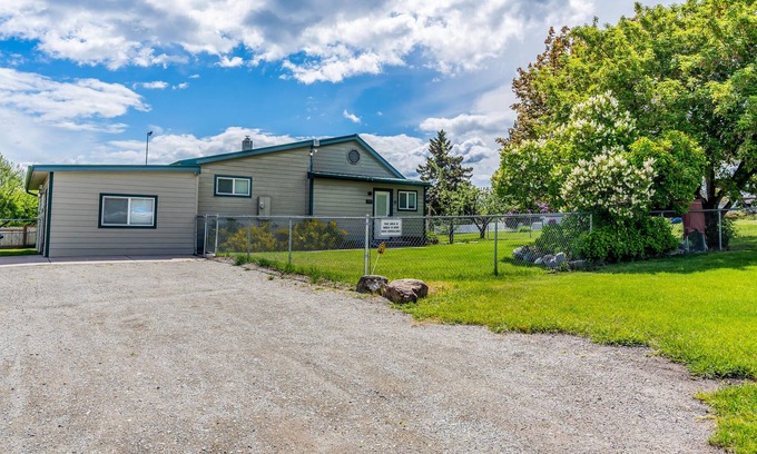 Dayton House | Mountain view escape with washer/dryer - walk to lake & beach