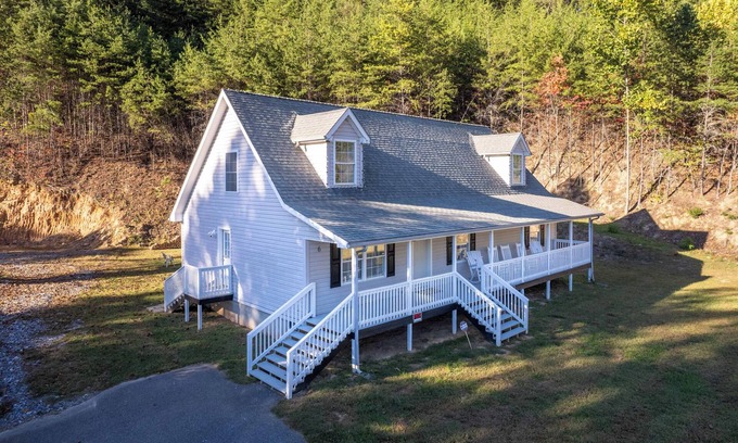 Cherokee Cabin | Mountain View-Fire Pit-Open Covered Porch-Wifi
