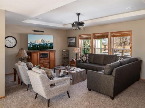 Bozeman House | Mountain View Home on 2 Acres