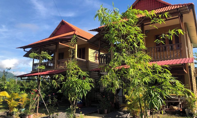 Kampot House | Mountain View House 120sqm 2 separate apartmnts car park spring water fiber WIFI