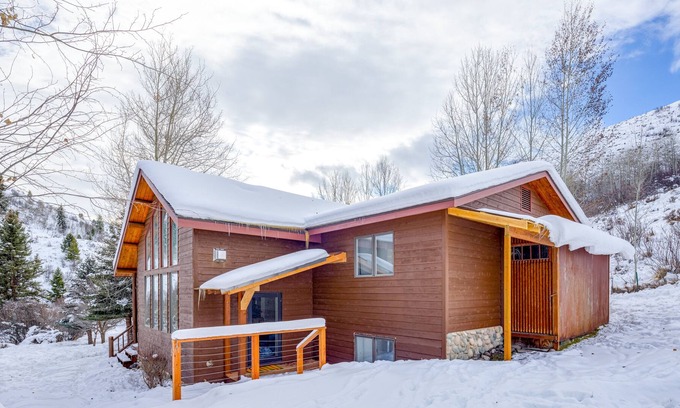 Hoback Junction House | Mountain-view lodge with fireplace, grill & jetted tub - drive to town/slopes