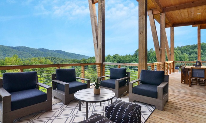 Foxfire Estates Cabin | Mountain View Manor ~ Mountain Modern 5BR ~ Near downtown Blue Ridge!
