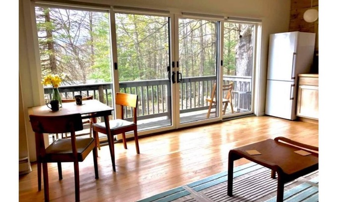 Woodstock Cottage | Mountain view, mid-century style, 1 mile to town!