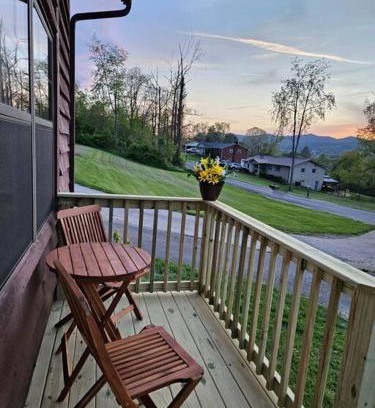 Shawanee Apartment | Mountain View Retreat 5 min to LMU