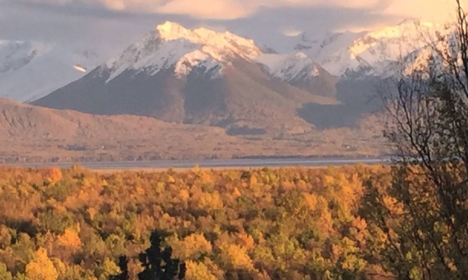 Knik-Fairview House | Mountain View Retreat I