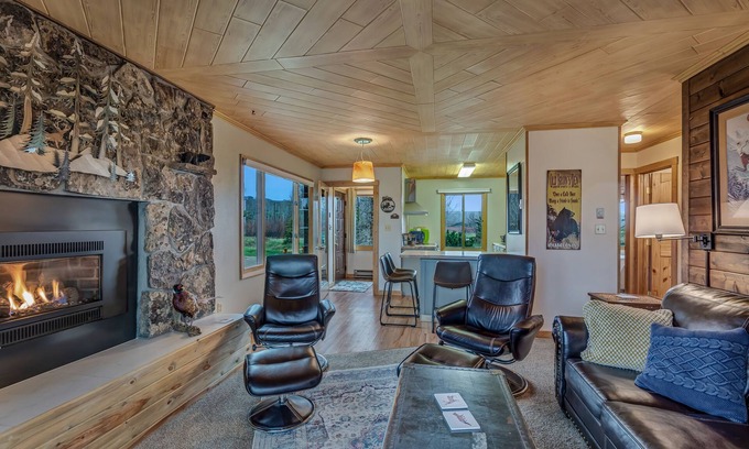 Clark Cabin | Mountain views, private access to the Elk river, fishing, hunting, hiking!