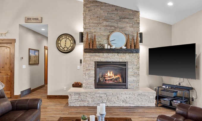 Red Lodge House | Mountain Views, spacious and Newly built, Dog Friendly, Wi-Fi, A/C and Garage- Willow Creek Hideaway