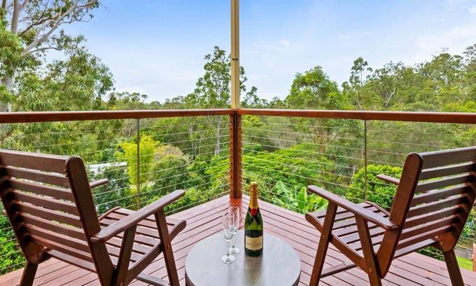 Mudgeeraba House | Mountain Views, Tranquil 4 Bed Upper Unit